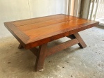 MESA- Uma antiga  mesa de centro quadrada em madeira maciça pesada, em perfeito estado, medindo  38 x 100 x 75cm. Retirada em Laranjeira.