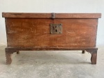 BAÚ- Um antigo baú em madeira maciça, com fechadura, medindo 63 x 115 x 46cm, em perfeito estado. Retirada em Laranjeira.