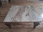 MESA CENTRO- Uma linda e antiga mesa de centro em madeira torneada maciça, com o tampo em granito, medindo 42 x 100 x 100cm, em excelente estado.
