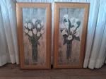 QUADRO- Dois antigos quadros com gravura, a moldura com vidro, eucatex, em excelente estado, com arranjo de flores, medindo 88 x 42m e 87 x 42cm.