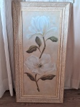 QUADRO- Um antigo quadro com gravura, a moldura com vidro, eucatex, em excelente estado, com arranjo de flores, medindo 94 x 110cm.