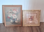 QUADRO- Dois antigos quadros com gravura, a moldura com vidro, eucatex, em bom estado, com arranjo de flores, medindo 45 x 35 e 35 x35cm.