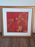 QUADRO- Um lindo quadro  impressão de arte emoldurada ` Lacquer /Floral ll` de Mandy Boursicot, a obra apresenta um design floral e de pássaros em estilo laca sobre fundo vermelho, estilo Japonismo.Medindo  com moldura 59 x 59cm.