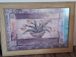 QUADRO- Um lindo quadro  impressão de arte emoldurada ,com um design floral de tulipas em um vaso de estilo clássico . Medindo  com moldura 76 x 106cm.