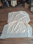 TOALHA DE MESA- Uma antiga e linda toalha de mesa, em tecido fino, medindo 252 x 132cm e o babado 24cm.