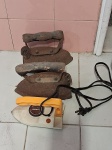 FERROS DE PASSAR- 3 Antigos ferros de passar roupa, 2 ferros sem as tomadas e um ferro de viagem, não testados.