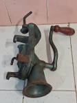 MOEDOR- Um antigo moedor manual de temperos em ferro fundido, em perfeito estado. Fixado à mesa ou bancada por um parafuso de aperto.