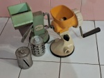 RALADOR  E MOEDOR- 2 Antigas peças, sendo: 1 ralador e um moedor manual em metal e plástico, com mais 2 acessórios, no estado. Fixado à mesa ou bancada por um parafuso de aperto.