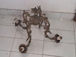 LUSTRE- Um antigo lustre em bronze, para 4 lâmpadas, medindo 40 x 42cm.