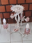 LUSTRE- Um antigo lustre em metal , nas cores branco e rosa,  para 3 lâmpadas, medindo 38 x 37cm.