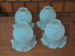 DIVERSOS- 4 Cúpulas de iluminação do tipo tulipa, feitas em vidro fosco, bordas onduladas, conhecidas como babado ou borda viva, medindo 13 x14cm, 1 cúpula com borda trincada.