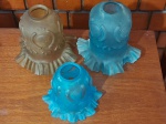 DIVERSOS- 3 Cúpulas de iluminação do tipo tulipa, feitas em vidro fosco, bordas onduladas, conhecidas como babado ou borda viva, para arandelas ou lustres, conhecidas também como tulipa rei, nas cores azul e âmbar, medindo 19 x 19 e a pequena 14 x 15cm.