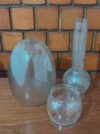 DIVERSOS- 3 Cúpulas de iluminação de modelos diversos, feitas em vidro , para arandelas, lâmpião ou lustres, , medindo 24 x16, 29 x 9 e 11 x 9cm.