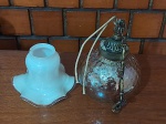 DIVERSOS- Um lote com 2 peças, sendo: 1 Cúpula de iluminação, feitas em vidro branco opalina , para arandelas ou lustres, estilo tulipa com babado , medindo 11 x 15cm e 1 lustre em vidro espelhado com corrente, medindo 19 x 14cm.