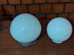 DIVERSOS- 2 Cúpulas de iluminação, redondas, uma delas com plafunier acoplado,  em vidro branco opalino , medindo 19 x 18cm e 15 x 14cm. Em perfeito estado.