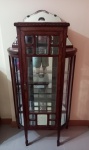 CRISTALEIRA- Uma linda e antiga cristaleira  vitrine Veneziana Capelinha, em madeira nobre, com marchetaria, granito e vidros, medindo 150 x 74 x 30,5cm, em excelente estado. Retirada no Flamengo.
