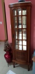 VITRINE- Uma antiga e linda vitrine em madeira nobre, marchetaria, granito e vidros, padrão Inglês, medindo 170 x 46 x 27cm, em excenlente estado, retirada no Flamengo.