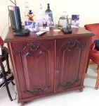 DUNQUERQUE-Um antigo e lindo buffet pequeno, conhecido também por Duquerque, em madeira nobre, em excelente estado, medindo 88 x 91 x 52,5cm. Retirada no Flamengo.