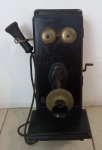 TELEFONE- Um lindo e antigo telefone de parede, em madeira nobre, sistema manivela, não testado, medindo 57,5 x 22  x 34cm, em bom estado . Usado no início do século XX.