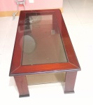 MESA CENTRO- Uma linda e antiga mesa de centro em madeira de mogno, com o tampo em vidro, com uma pequena trinca num dos cantos, medindo 36 x 110 x 55cm, em bom estado. Retirada no Flamengo.