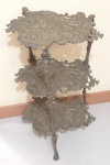 FLOREIRA- Uma linda e antiga floreira em bronze, com 3 andares, apresentando detalhes decorativos ornamentados em estilo Vitoriano ou Barroco, medindo 72 x 39 x 29cm, em  excelente estado, retirada no Flamengo.