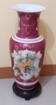 PORCELANA- Um lindo e antigo jarro, estilo Francês, pintado à mão, decorado com pinturas florais e detalhes em dourado, acompanha o suporte em madeira, em excelente estado, medindo 60 x 23cm, a boca medindo 20,5cm.