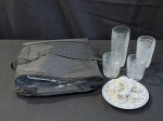 DIVERSOS – Um lote com 4 copos em vidro de bico de jaca, uma bolsa térmica e um conjunto tete a tete. Medidas: copo maior 16 x 6,5 cm e o menor 8,5 x 6,5cm, tete a tete com algumas trincas.