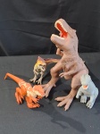 BRINQUEDO – Um lote contendo 4 dinossauros, sendo 2 de plástico e 2 emburrachados, medindo: os menores 14x 3,5 x 6cm e os maiores 26 x11 x8cm.