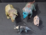 BRINQUEDO – Um  lote contendo 4 dinossauros, sendo: alguns em plástico e outros emborrachados, medindo aproximadamente 40x32x15 (grande) 23x23x8cm (os demais, aproximadamente)