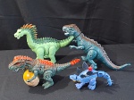 BRINQUEDO – Um lote contendo 4 dinossauros eletrônicos, medindo aproximadamente 26x35xx9cm (maior) e 12x22x8cm (menor), plástico rigido, nao testado.