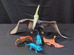 BRINQUEDO – Um lote contendo 5 dinossauros em plástico rígido e emborrachados, medindo o maior 28x45x20cm aproximadamente e o menor 7x16x4cm.