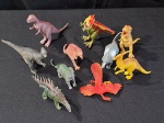 BRINQUEDO – Um lote contendo 10 dinosauros em plástico rígido e emborrachados, medindo o maior 10x13x4cm e o menor 7x14x4cm.