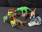 BRINQUEDO  Um lote contendo 9 dinosauros em plástico rigido e emborrachados, medindo o maior 13x16x5cm e o menor 8x17x5cm.