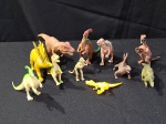 BRINQUEDO – Um lote contendo 11 dinosauros em plástico rigido e emborrachados, medindo o maior 9x18x5 e o menor 5x9x3cm.