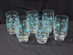 VIDRO – Um lote com 6 copos de suco em vidro transparente,  decorados com flores azuis e verdes, medindo 13x6cm, em perfeito estado.