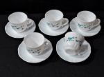 ARCOPAL FRANCÊS – Um conjunto com 5 xicaras de chá  arcopal francesa ,vintage no padrão myosotis em perfeito estado, nunca usadas com seus devidos pires.