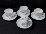 ARCOPAL FRANCÊS – Um conjunto com 4 xicaras de chá  arcopal francesa ,vintage no padrao myosotis em perfeito estado, nunca usadas com seus devidos pires.