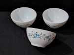 ARCOPAL FRANCÊS – Um conjunto com 3 tigelas de sopa  arcopal francesa ,vintage no padrao myosotis, em perfeito estado, nunca usadas. medindo 7x13cm.