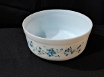 ARCOPAL FRANCÊS  Uma tigela redonda arcopal francesa ,vintage no padrao myosotis, em perfeito estado, nunca usadas. medindo 9,5x22 cm.
