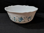 ARCOPAL FRANCÊS  Uma saladeira  arcopal francesa ,vintage no padrao myosotis, em perfeito estado, nunca usadas. medindo 24x10 cm. Com bordas onduladas.