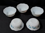 ARCOPAL FRANCÊS- Um conjunto com 5 mini saladeira  arcopal francesa ,vintage no padrão myosotis, em perfeito estado, nunca usadas. medindo 8x18,5 cm. Bordas onduladas.
