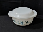 ARCOPAL FRANCÊS – Um conjunto com 1 caçarola com tampa  arcopal francesa ,vintage no padrao myosotis, em perfeito estado, nunca usadas. medindo 13x28x22 cm.