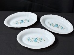 ARCOPAL FRANCÊS - Um conjunto com 3 travessas ovais  arcopal francesa ,vintage no padrao myosotis, em perfeito estado, nunca usadas. medindo 22,5x15 cm.