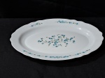 ARCOPAL FRANCÊS  Uma travessa oval  arcopal francesa ,vintage no padrao myosotis, em perfeito estado, nunca usada. medindo 34,5x24,5 cm.