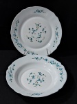 ARCOPAL FRANCÊS - Um conjunto com 2 pratos, sendo:  um fundo e um raso  arcopal francesa ,vintage no padrao myosotis, em perfeito estado, nunca usadas. Medindo 29 cm de diâmetro, um fundo e um raso.