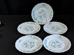 ARCOPAL FRANCÊS – Um conjunto com 5 pratos de sobremesa arcopal francesa, vintage, no padrao myosotis, em perfeito estado, medindo 19,2cm de diâmetro.