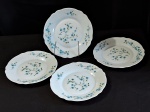 ARCOPAL FRANCÊS – Um conjunto com 4 pratos de sobremesa arcopal francesa, vintage, no padrao myosotis, em perfeito estado, medindo 19,2cm de diâmetro.