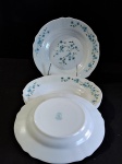 ARCOPAL FRANCÊS – Um conjunto com 5 pratos fundos arcopal francesa, vintage, no padrao myosotis, em perfeito estado, medindo 22,5cm de diametro.