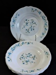 ARCOPAL FRANCÊS – Um conjunto com 4 pratos fundos arcopal francesa, vintage, no padrao myosotis em perfeito estado, medindo 22,5cm de diametro.