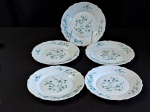 ARCOPAL FRANCÊS – Um conjunto com 5 pratos rasos arcopal francesa, vintage, no padrao myosotis em perfeito estado, medindo 23,5cm de diametro.